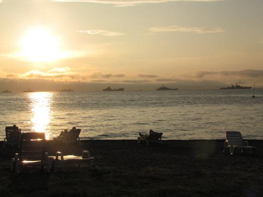 Военный флот стоит на рейде прямо напротив центрального пляжа