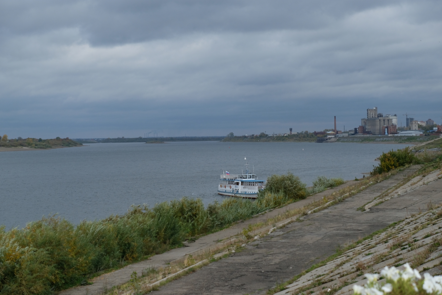 Прямая трансляция томск река томь. Река Томь в Томске. Каларова Томь Томск. Томь Томск. Корабли которые ходили по Томи Юрга.