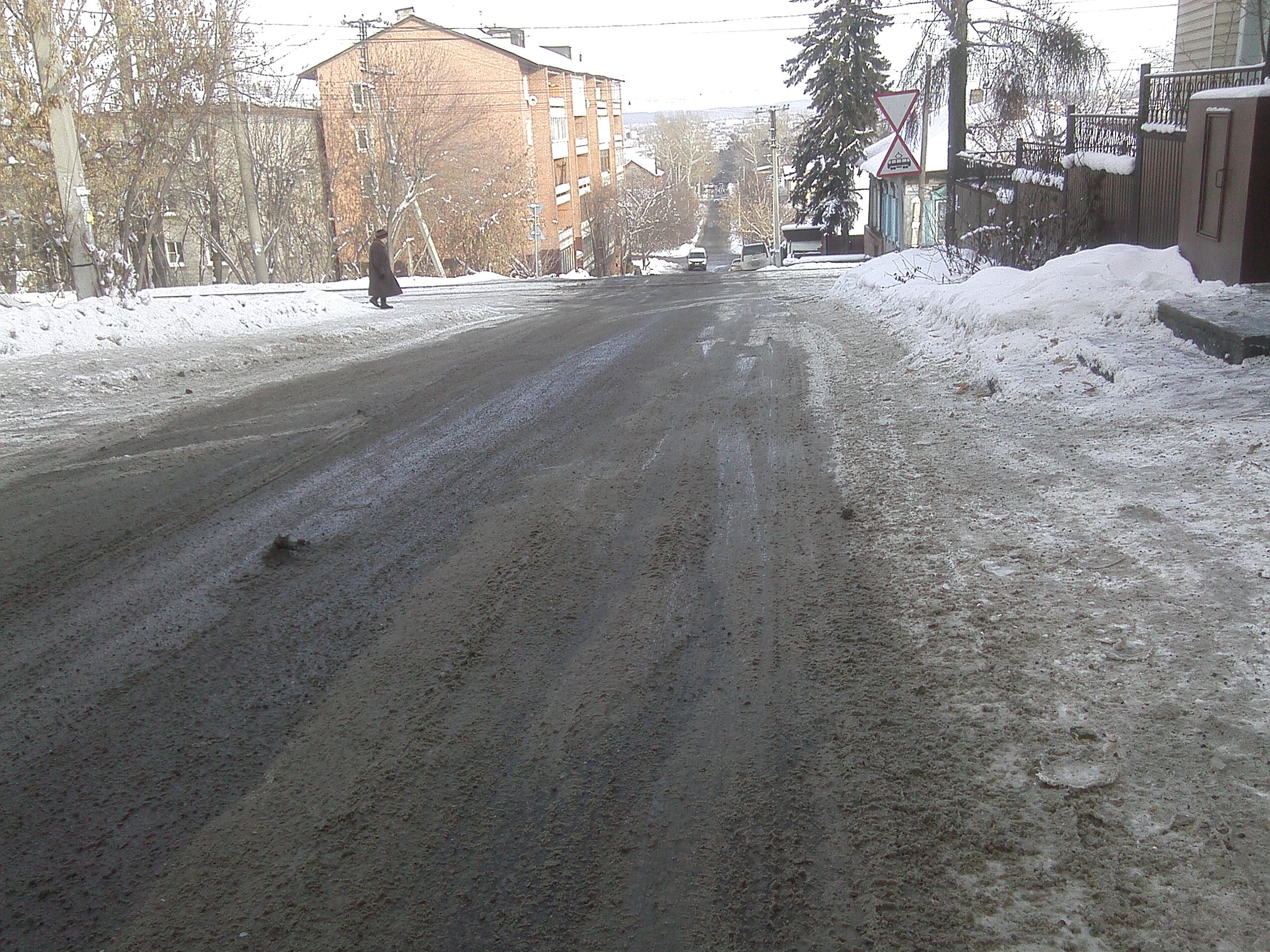 Дороги иркутск сейчас. Грязный снег на дороге. Грязные дороги зимой.